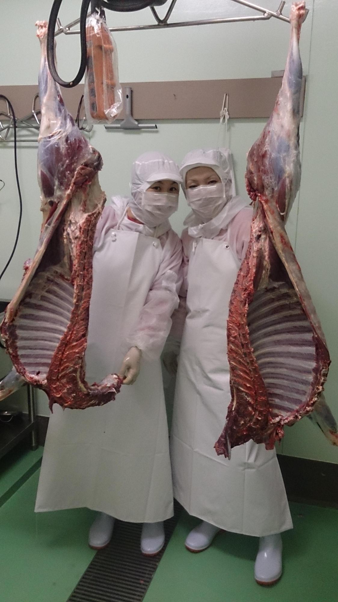 解体された肉を持って見せる画像