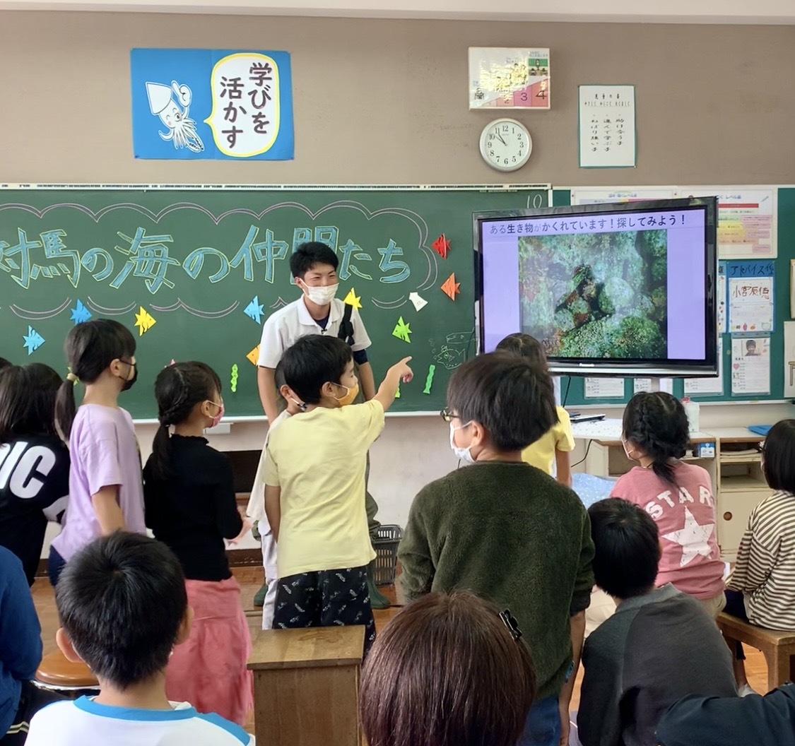 出前授業の様子。モニターに映したクイズに児童たちが回答している。