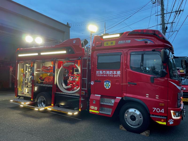 夜間用の照明と作業等が点灯されている写真