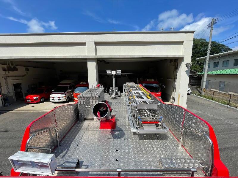 色々な器具が搭載された化学消防ポンプ車の上部の写真