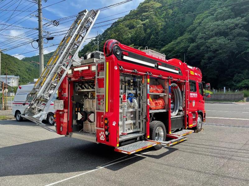 搭載されたホースやはしごが見える化学消防ポンプ車後部の写真