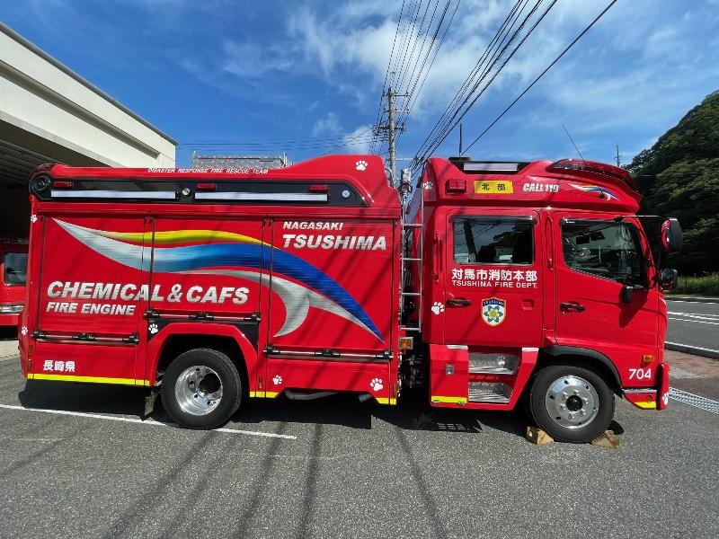 色々な器具が搭載された化学消防ポンプ車の側面の写真