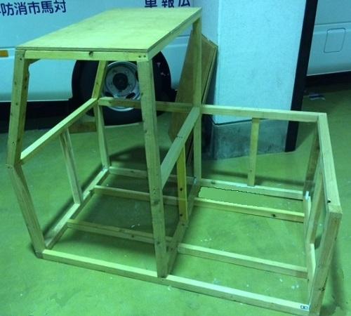ちびっ子こ消防車の骨組を製作している様子の写真