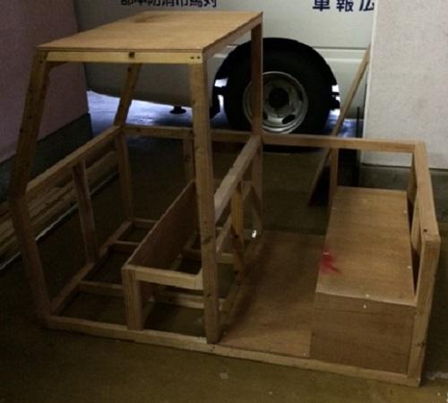 ちびっ子こ消防車の座席部分などの内装を製作している様子の写真