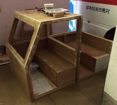 ちびっ子こ消防車の外装を製作している様子の写真