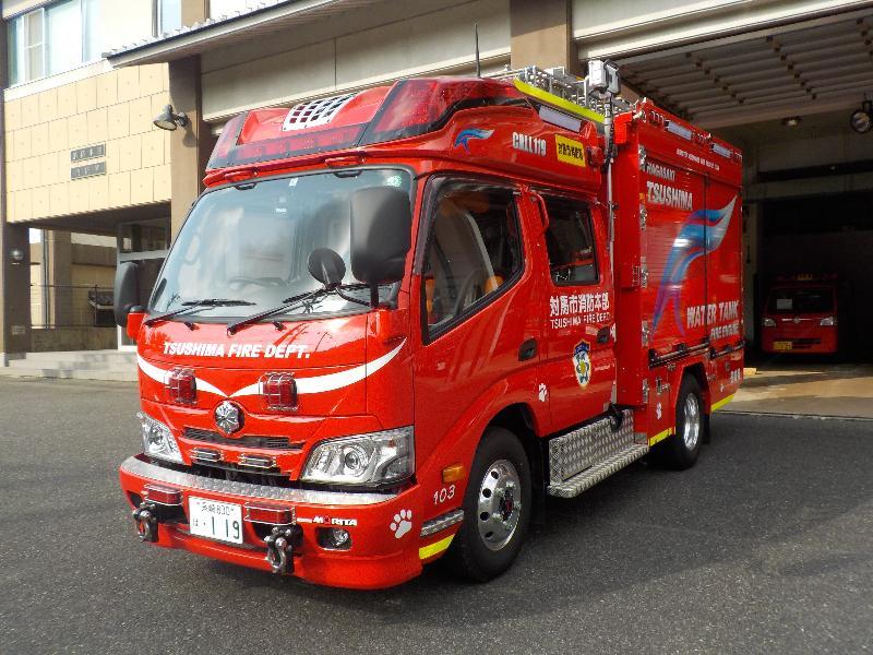 真っ赤な消防ポンプ車の写真