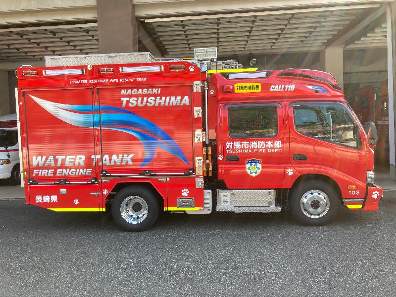 大きな消防ポンプ車の右側面の写真