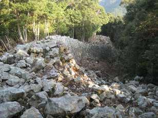 金田城山頂南に延々と積まれた石塁の写真