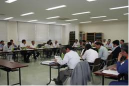 テーブルを囲んで討議している第1回検討委員会の様子の写真