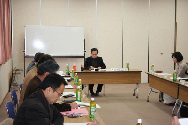 テーブルを囲んで討議する様子の写真