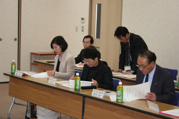 資料を読みながら説明を聞く様子の写真
