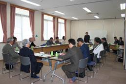 テーブルを囲んで討議する様子の写真