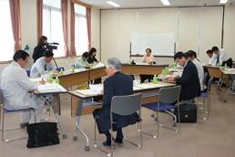テーブルを囲んで討議する様子の写真