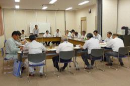 テーブルを囲んで討議する様子の写真