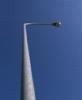 テーパーポール式の街灯の写真