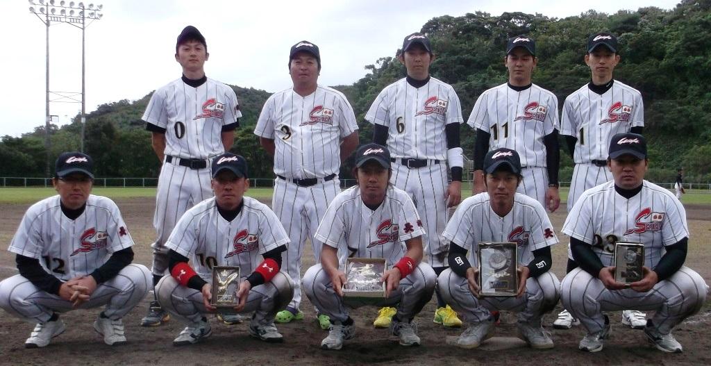 優勝盾を手に正面を向く優勝チーム（制覇クラブ）メンバーの写真