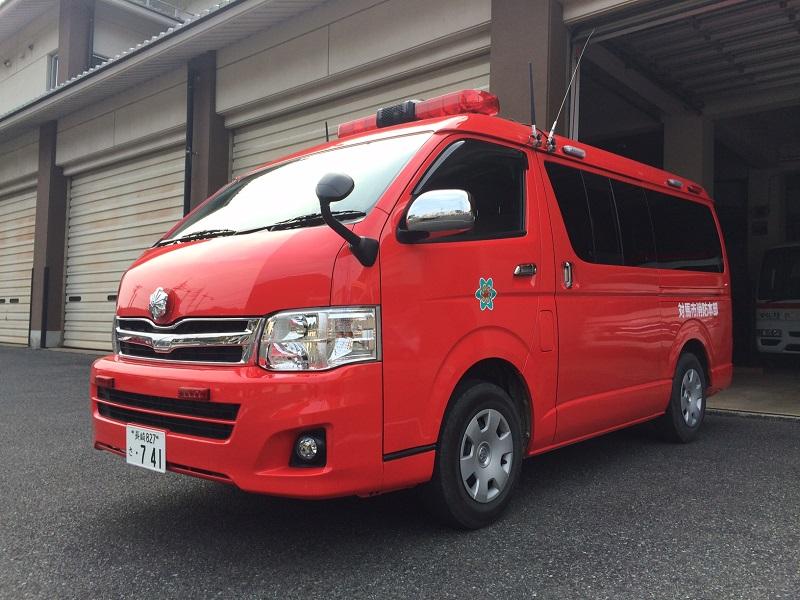 真っ赤な指揮車の写真