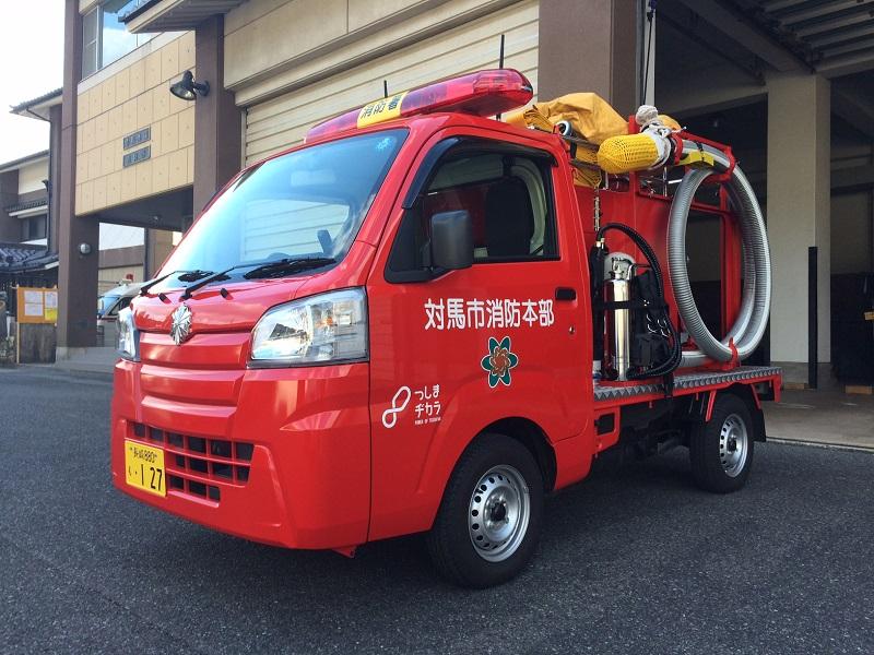 真っ赤な先行車の写真