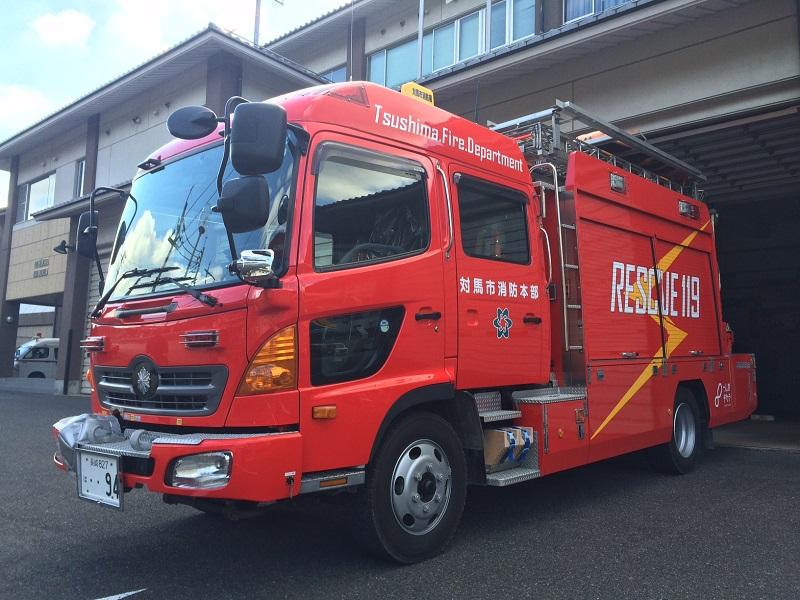 車庫の前に停まっている救助工作車の写真