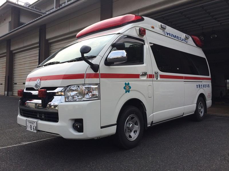 車庫の前に停まっている高規格救急車の写真