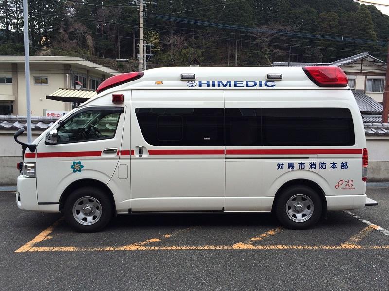 側面から撮影された停車している救急車の写真