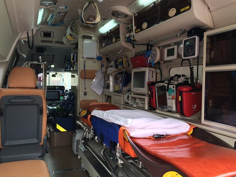 色々な医療器材が搭載された救急車内部の写真
