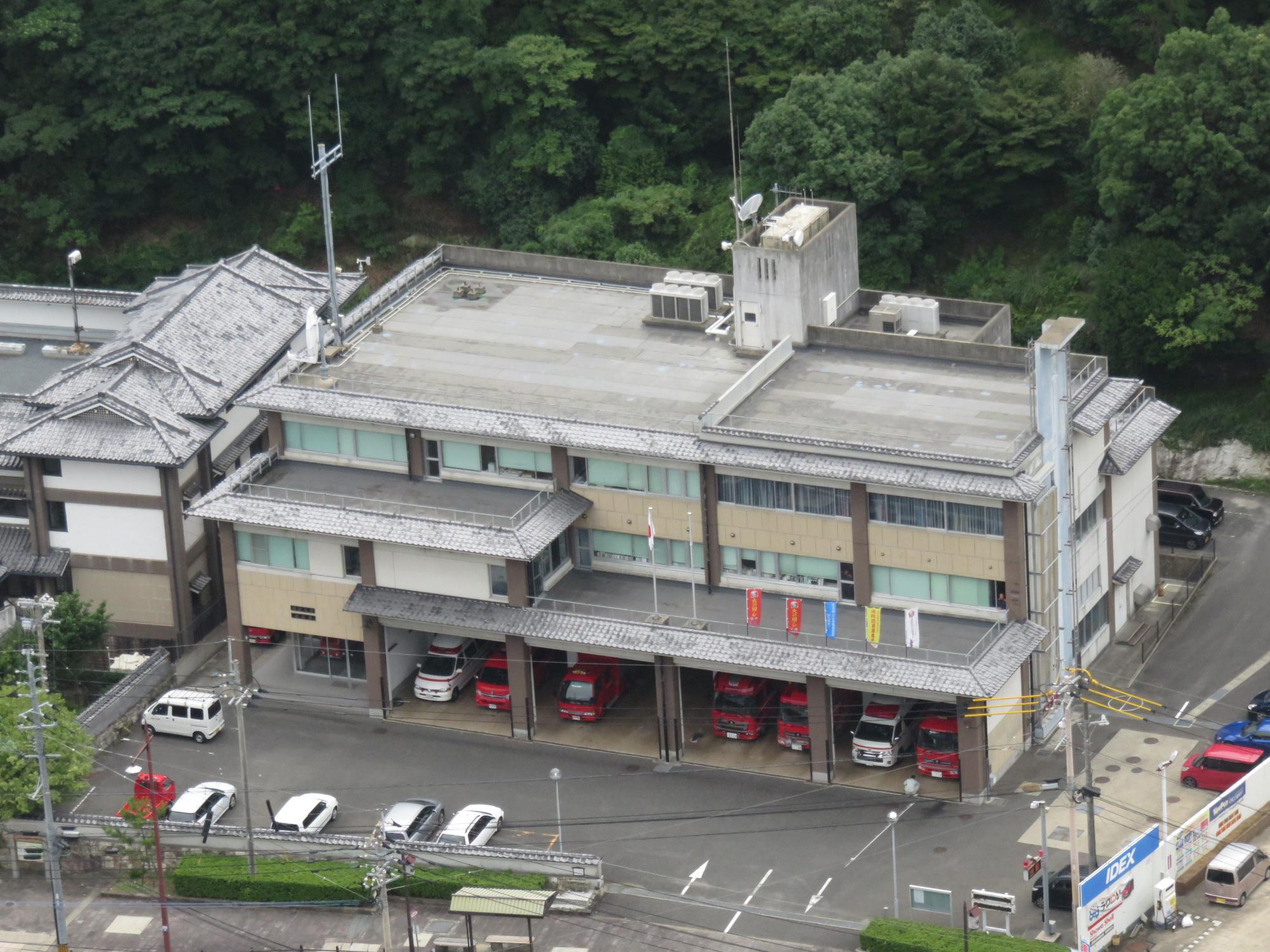 上空から見た対馬市消防本部の外観の写真