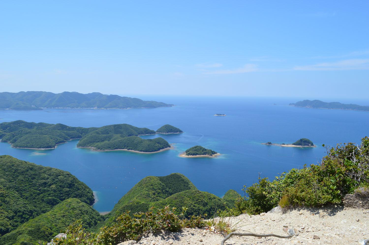 山頂から見下ろした浅茅湾の眺望の写真