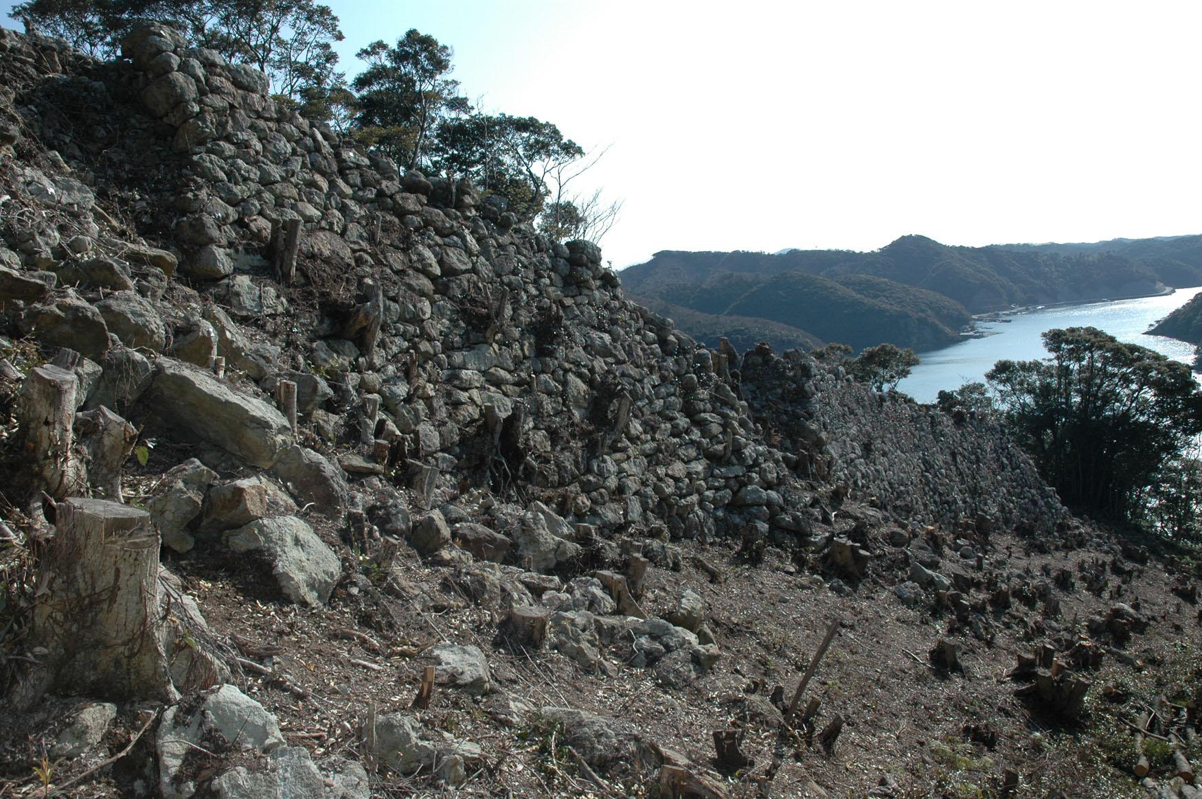 金田城跡にある斜面に石垣が積まれている東南角石塁の写真