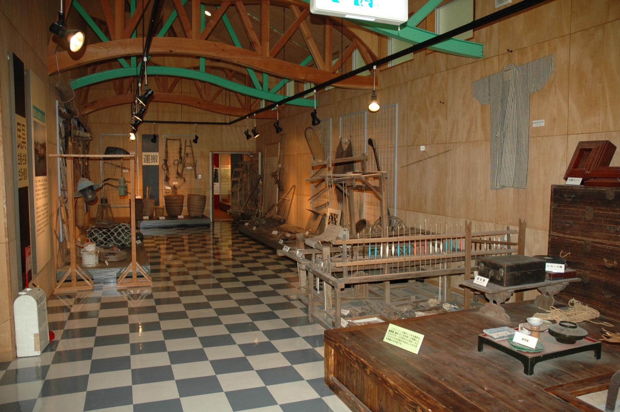 様々な展示品が並ぶ郷土館の内部の写真