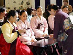 朝鮮通信使縁地連絡協議会で民族衣装に身を包んで参加している女性たちの写真